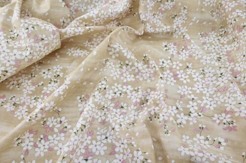 Tissu Japonais cerisier en floraison fond beige. Japanese fabric