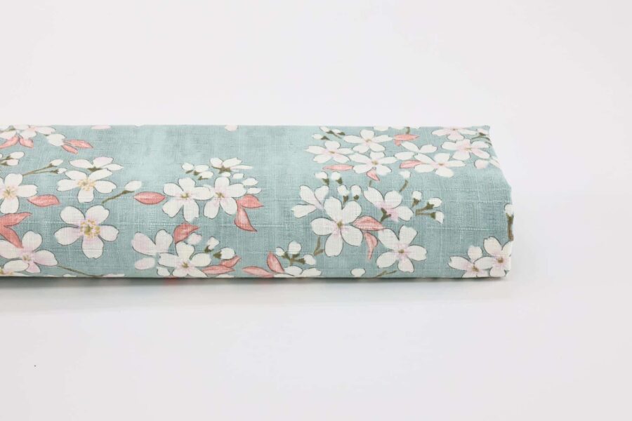 Tissu Japonais cerisier en floraison fond bleu. Japanese fabric