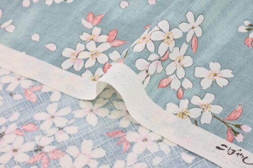 Tissu Japonais cerisier en floraison fond bleu. Japanese fabric