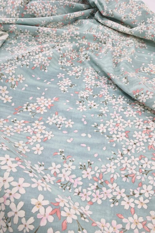 Tissu Japonais cerisier en floraison fond bleu. Japanese fabric