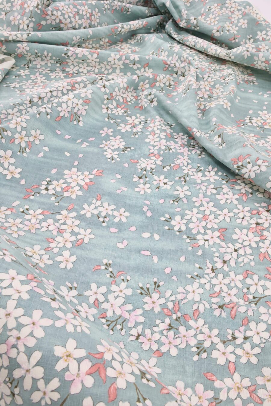 Tissu Japonais cerisier en floraison fond bleu. Japanese fabric