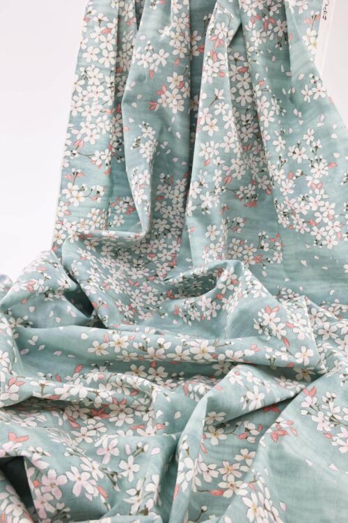 Tissu Japonais cerisier en floraison fond bleu. Japanese fabric