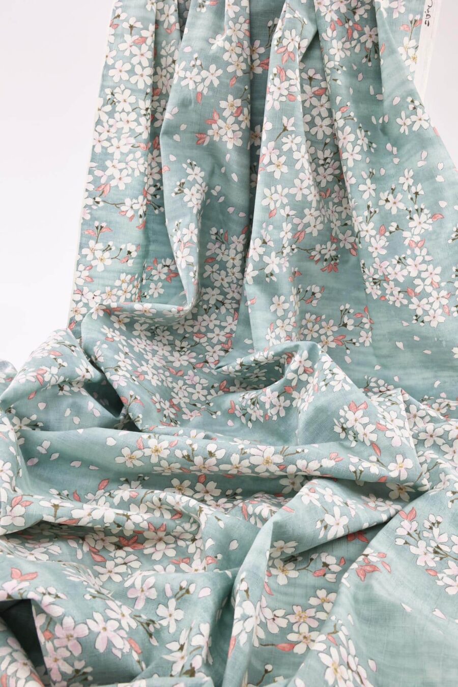 Tissu Japonais cerisier en floraison fond bleu. Japanese fabric