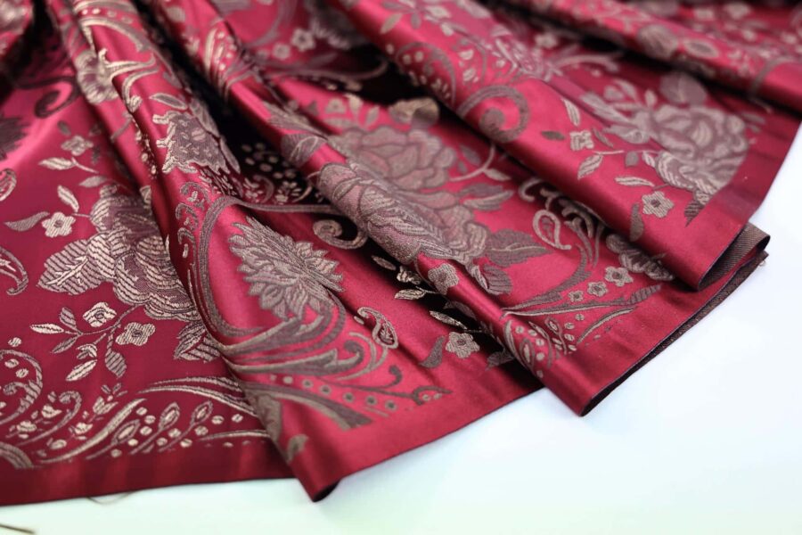 Tissu brocart fleur bronze fond rouge. Brocard fabric
