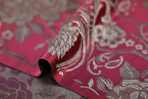 Tissu brocart fleur bronze fond rouge. Brocard fabric