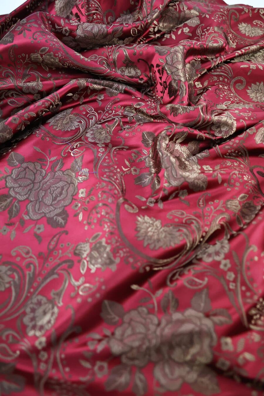 Tissu brocart fleur bronze fond rouge. Brocard fabric