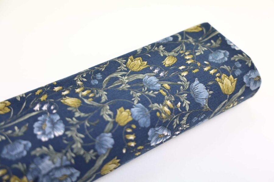 Tissu velours côtelé imprimé fleurs fond bleu. Japanese fabric