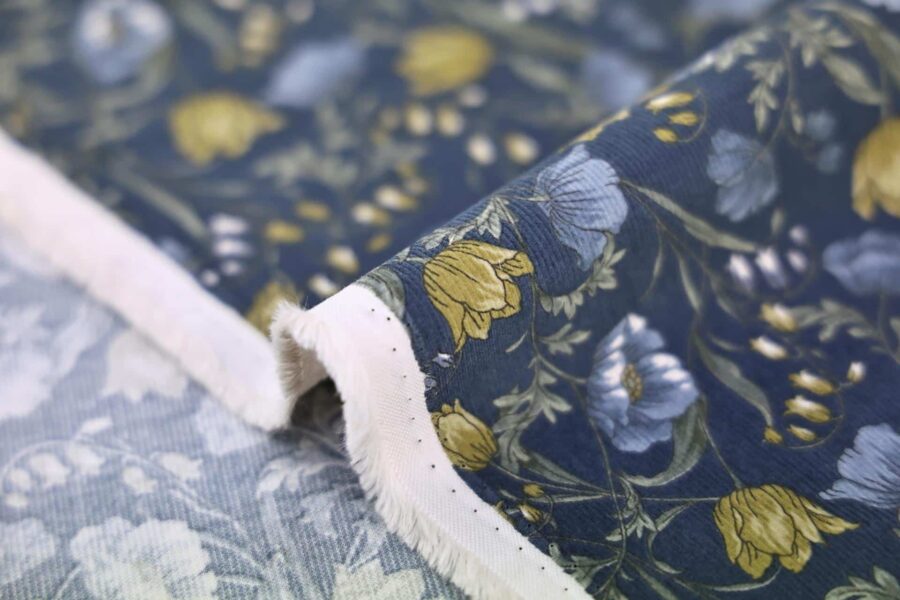 Tissu velours côtelé imprimé fleurs fond bleu. Japanese fabric