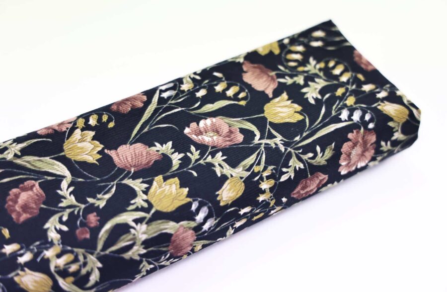 Tissu velours côtelé imprimé fleurs fond noir. Japanese fabric