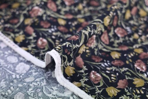 Tissu velours côtelé imprimé fleurs fond noir. Japanese fabric
