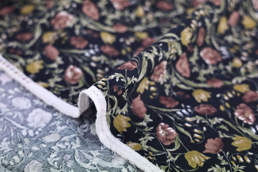 Tissu velours côtelé imprimé fleurs fond noir. Japanese fabric