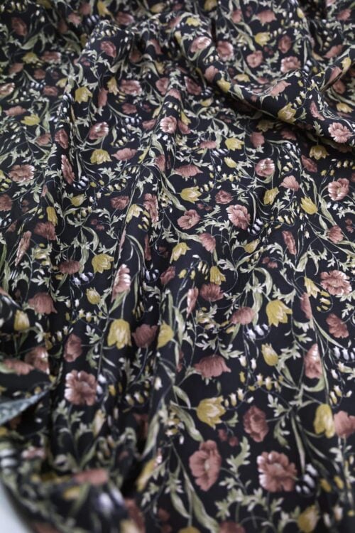 Tissu velours côtelé imprimé fleurs fond noir. Japanese fabric