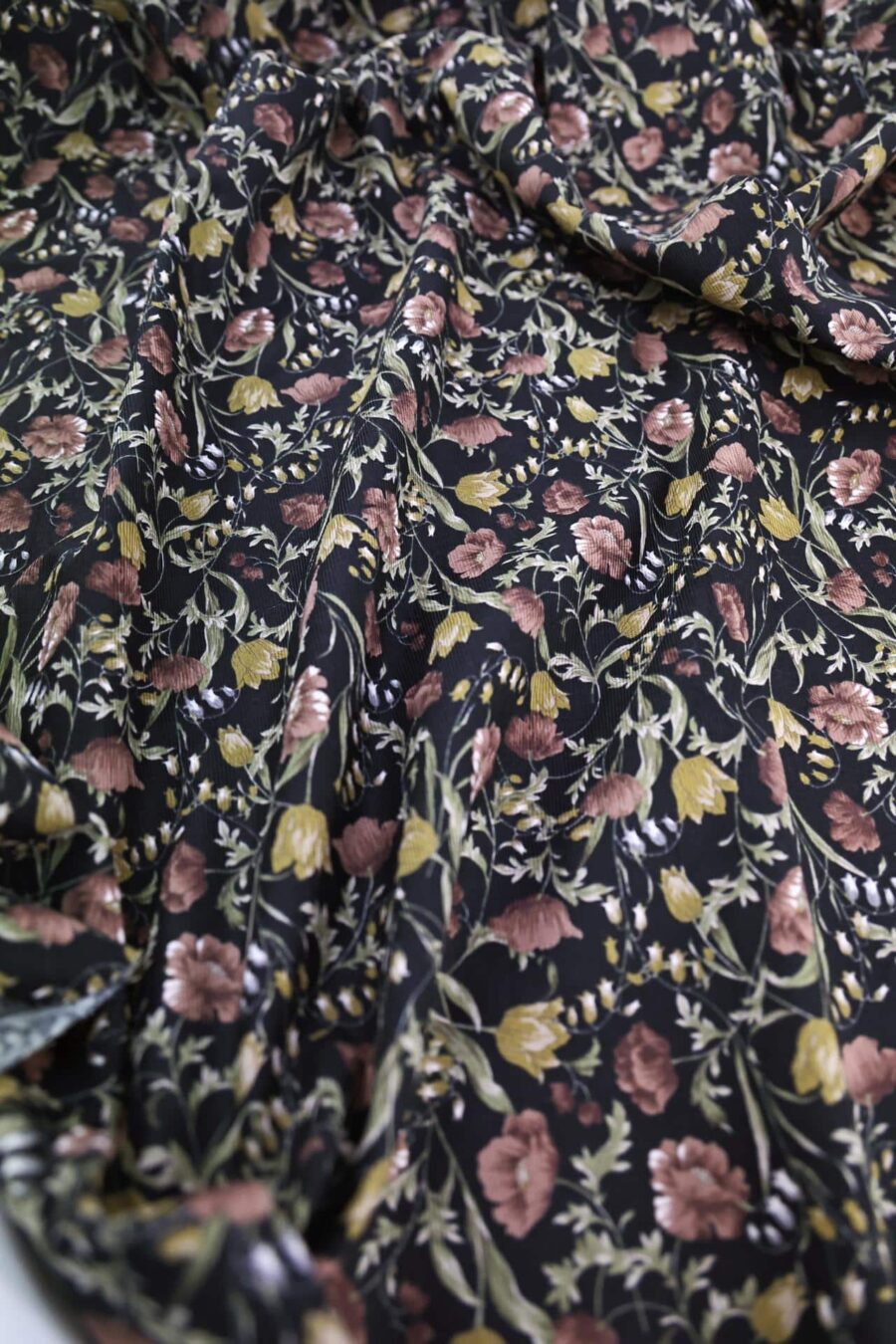 Tissu velours côtelé imprimé fleurs fond noir. Japanese fabric
