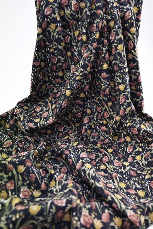 Tissu velours côtelé imprimé fleurs fond noir. Japanese fabric