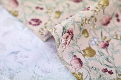 Tissu velours côtelé imprimé fleurs fond rose. japanese fabric