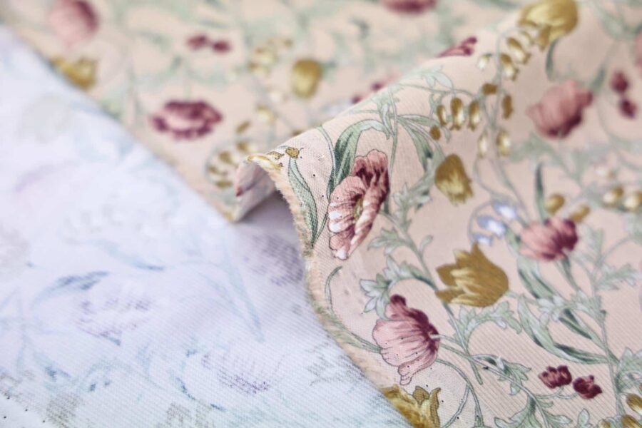 Tissu velours côtelé imprimé fleurs fond rose. japanese fabric