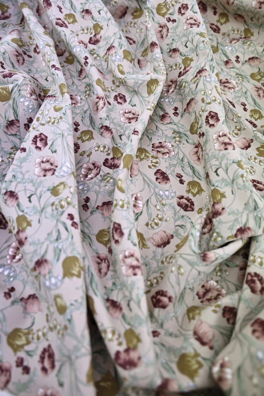 Tissu velours côtelé imprimé fleurs fond rose. japanese fabric