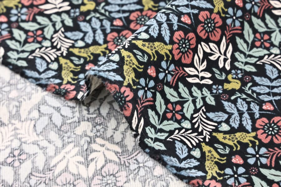 Tissu velours côtelé motifs animaux et fleurs. Japanese fabric