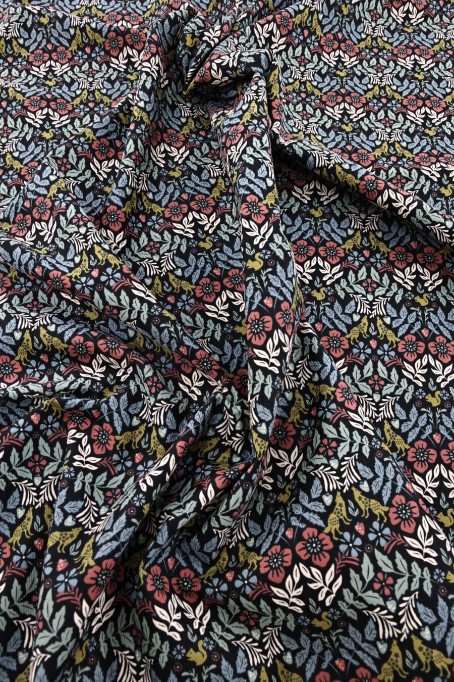 Tissu velours côtelé motifs animaux et fleurs. Japanese fabric