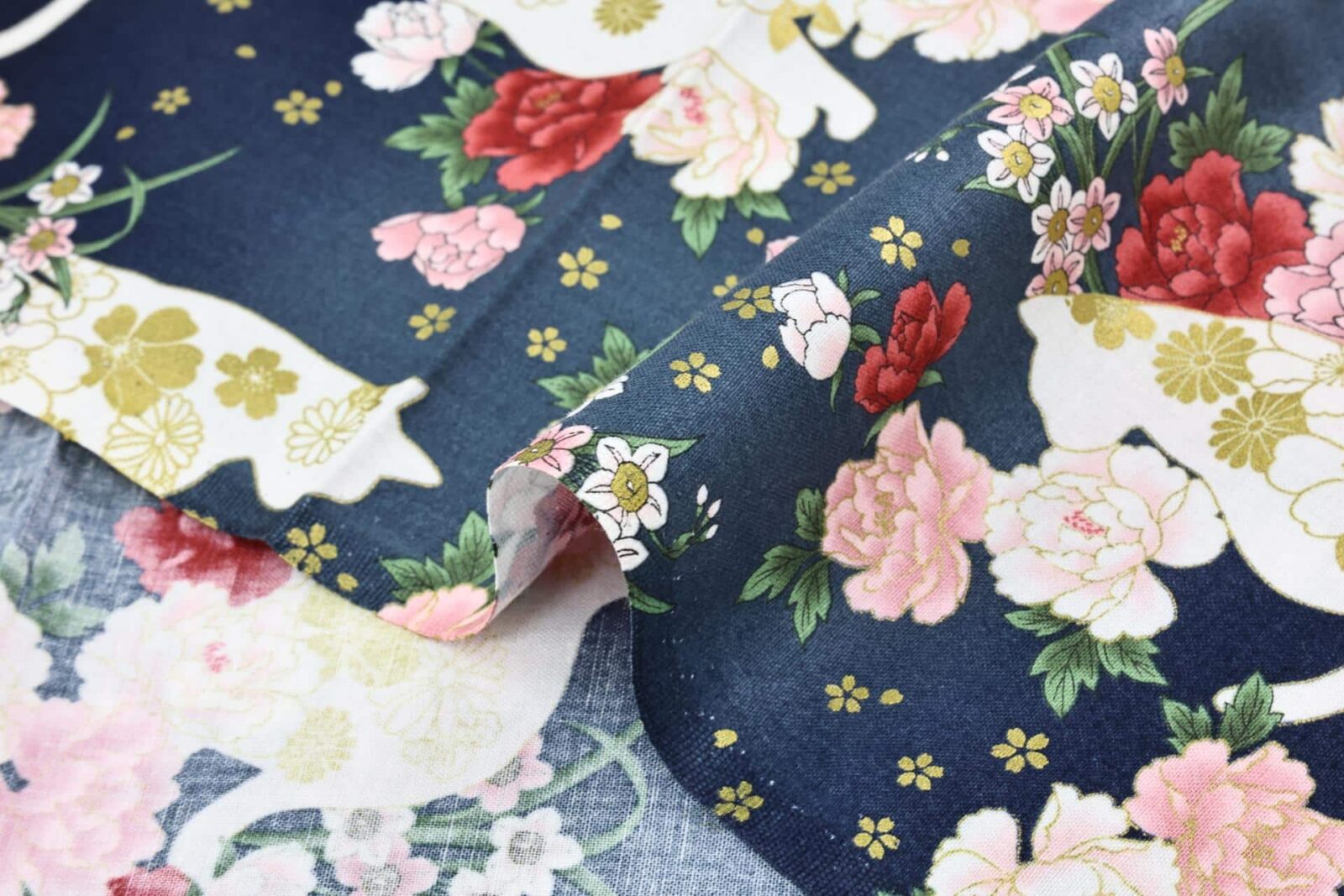 Tissu Japonais chats et fleurs dorées fond couleur bleu. Japanese fabric
