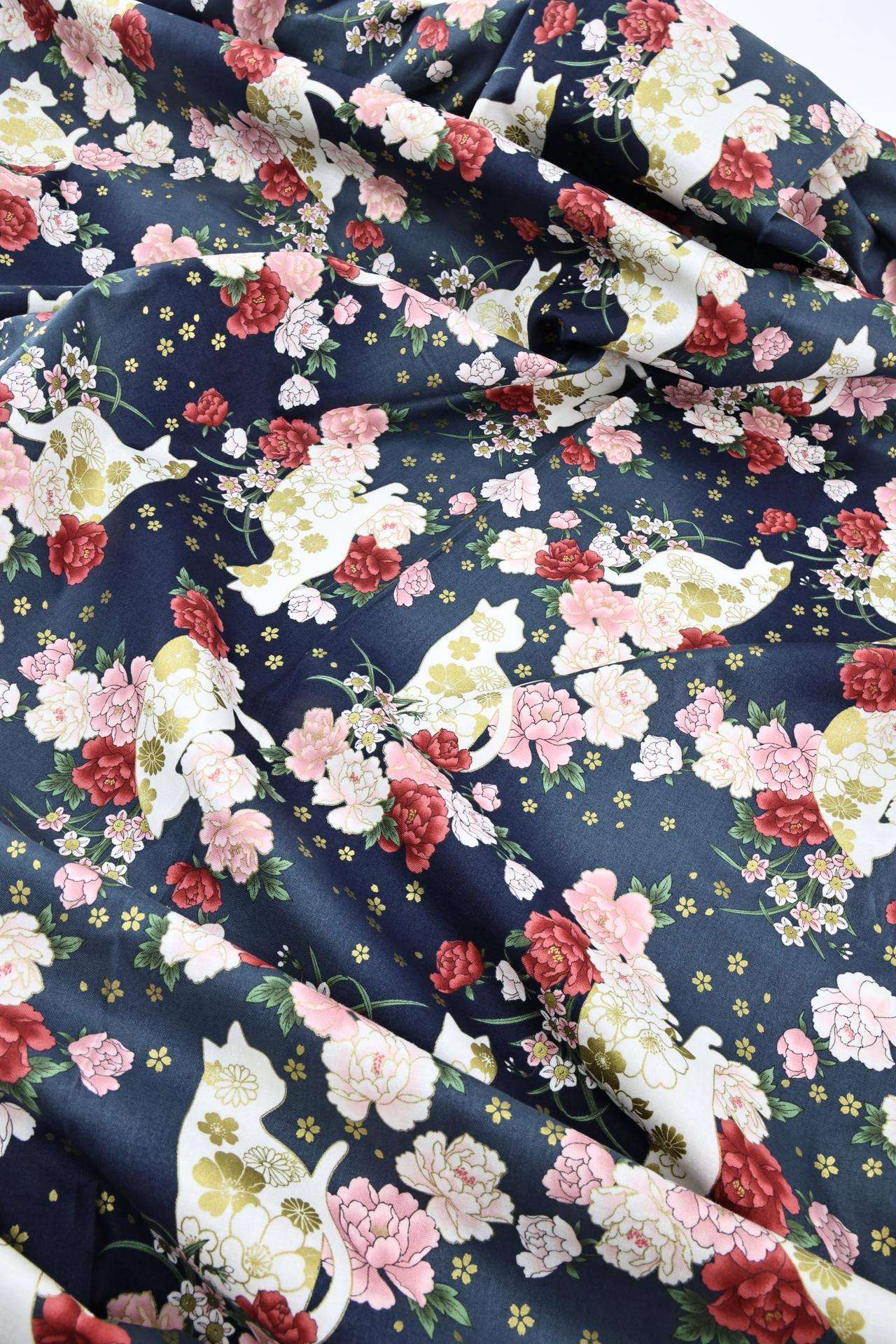 Tissu Japonais chats et fleurs dorées fond couleur bleu. Japanese fabric