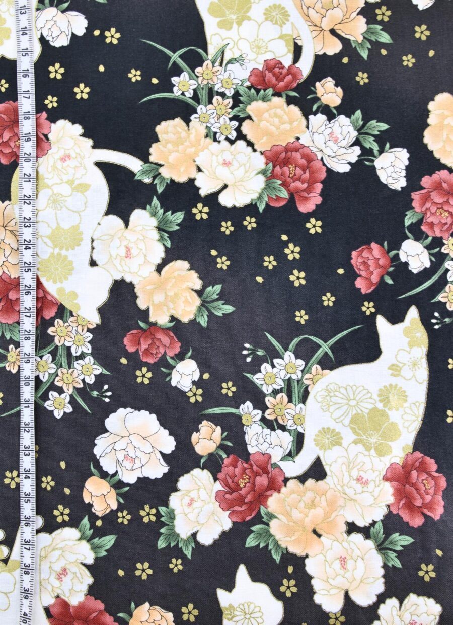 Tissu Japonais chats et fleurs dorées fond couleur noir. Japanese fabric