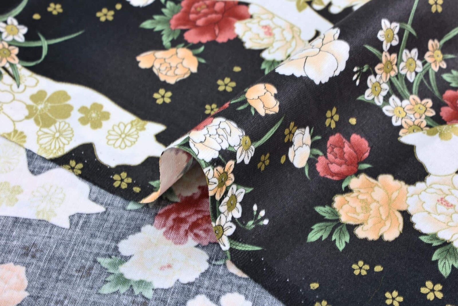 Tissu Japonais chats et fleurs dorées fond couleur noir. Japanese fabric