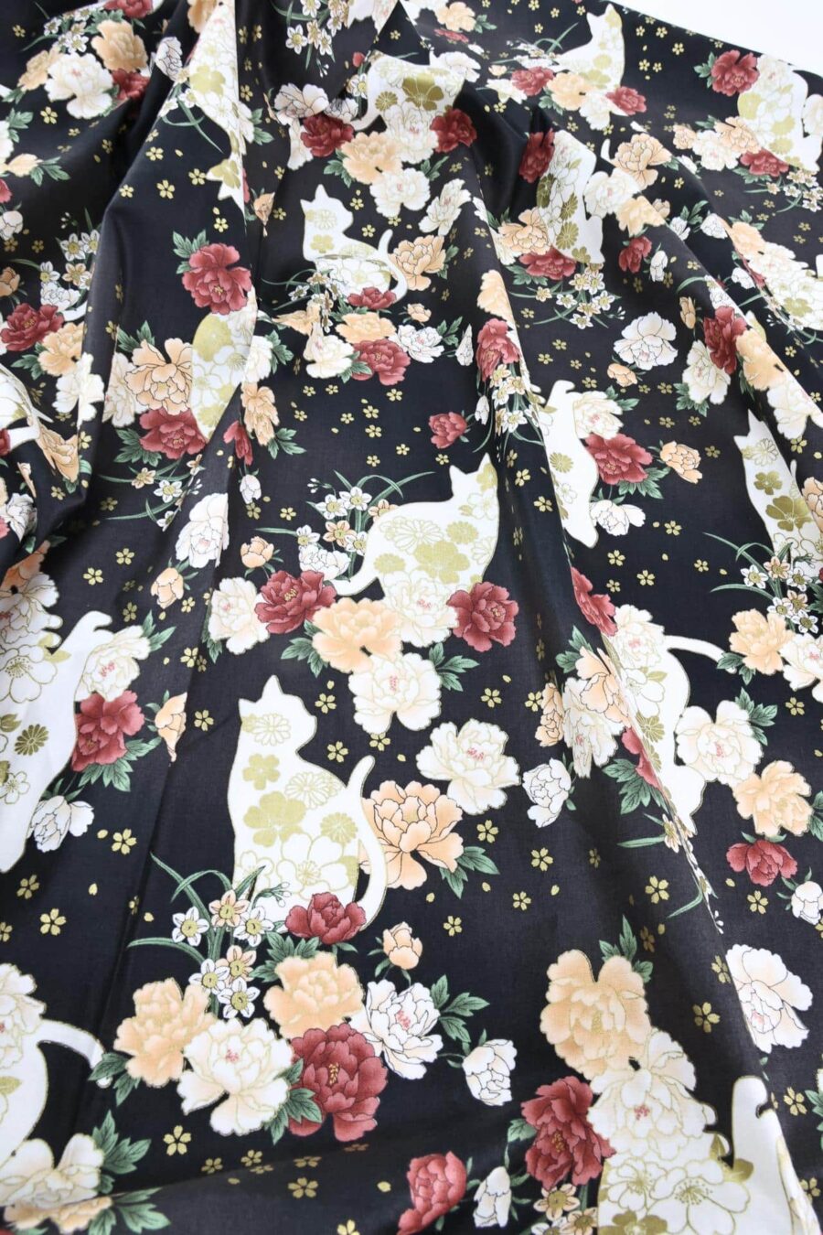 Tissu Japonais chats et fleurs dorées fond couleur noir. Japanese fabric