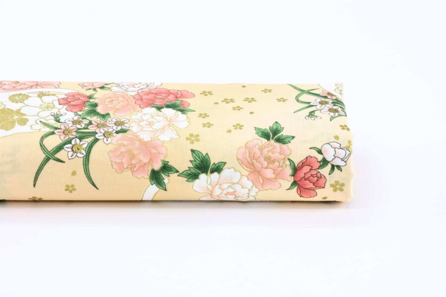 Tissu Japonais chats et fleurs dorées fond couleur pêche. Japanese fabric