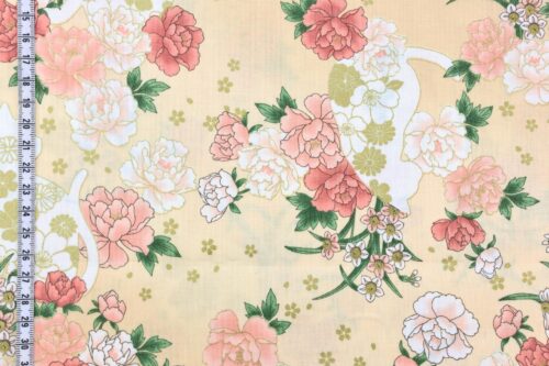 Tissu Japonais chats et fleurs dorées fond couleur pêche. Japanese fabric