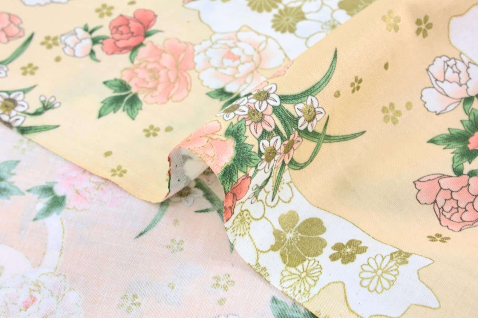 Tissu Japonais chats et fleurs dorées fond couleur pêche. Japanese fabric