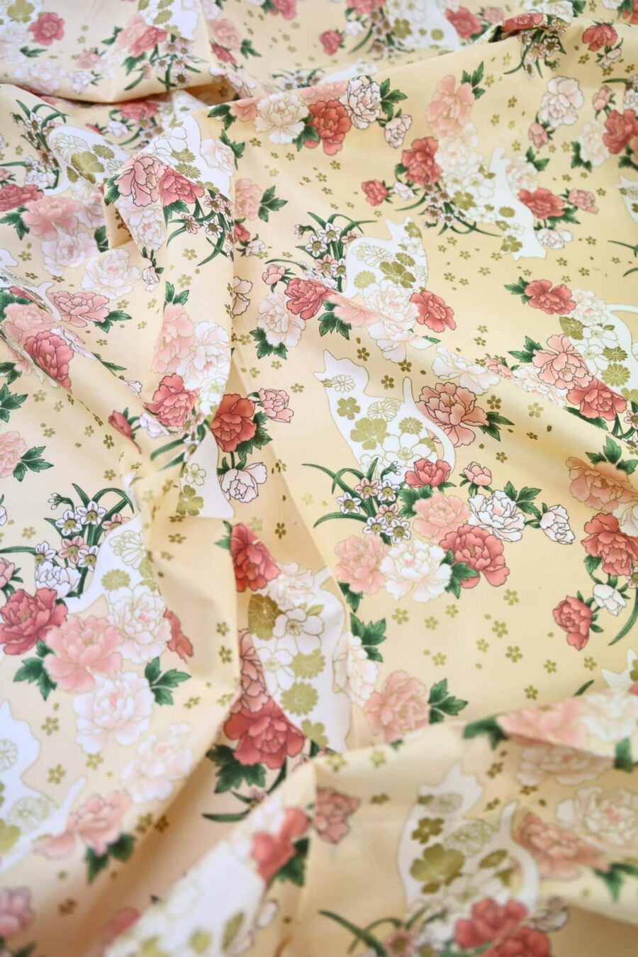 Tissu Japonais chats et fleurs dorées fond couleur pêche. Japanese fabric