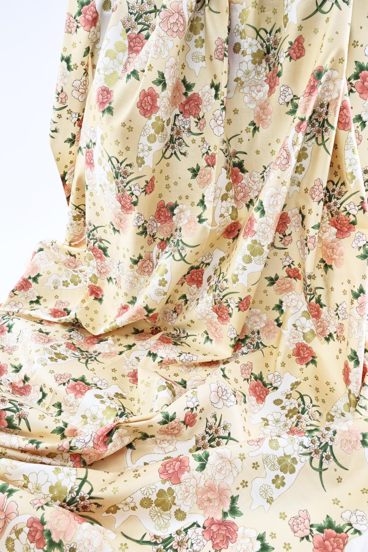 Tissu Japonais chats et fleurs dorées fond couleur pêche. Japanese fabric