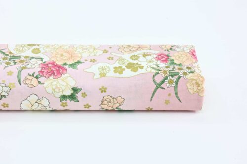 Tissu Japonais chats et fleurs dorées fond couleur rose. Japanese fabric