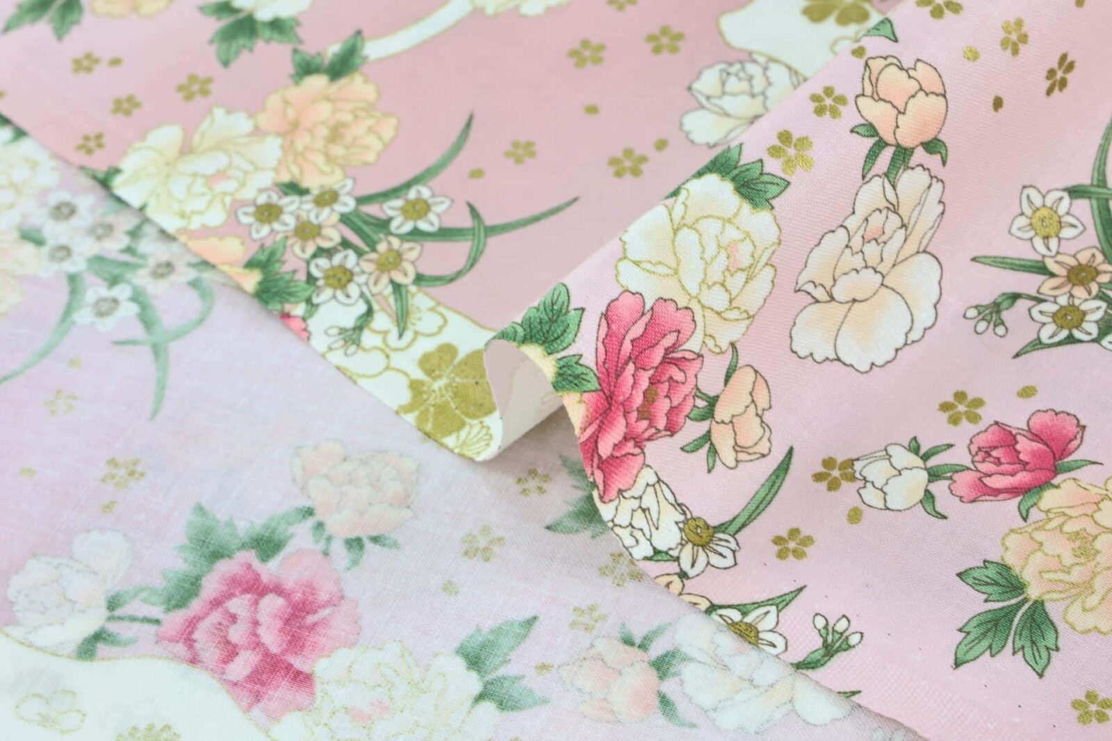 Tissu Japonais chats et fleurs dorées fond couleur rose. Japanese fabric