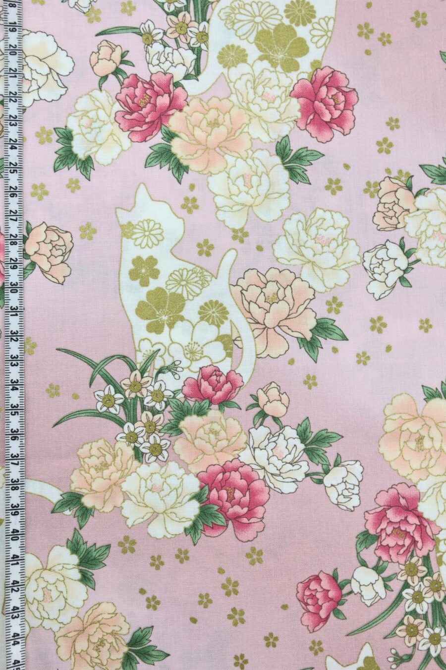 Tissu Japonais chats et fleurs dorées fond couleur rose. Japanese fabric