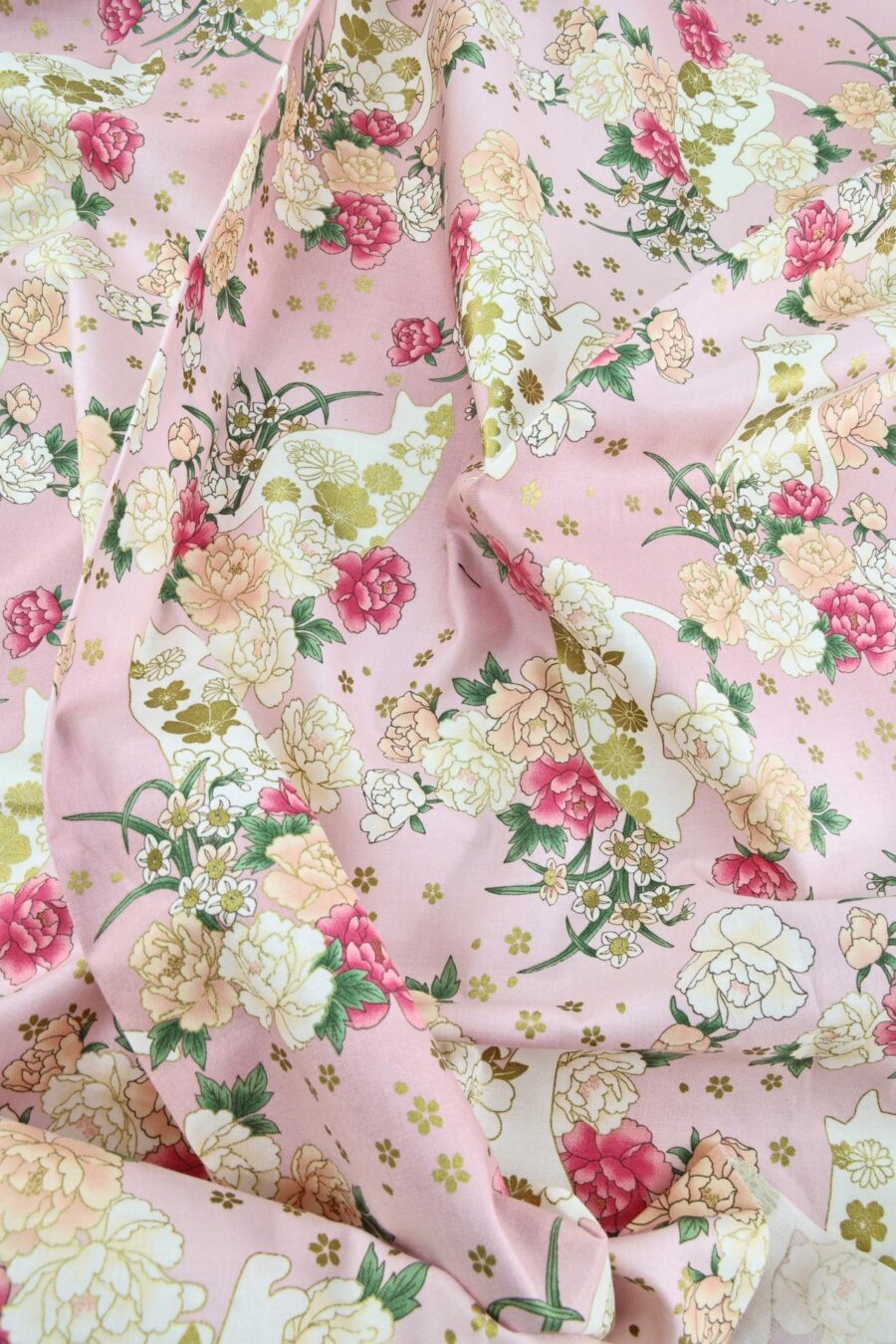 Tissu Japonais chats et fleurs dorées fond couleur rose. Japanese fabric