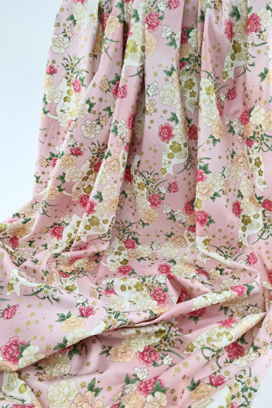 Tissu Japonais chats et fleurs dorées fond couleur rose. Japanese fabric