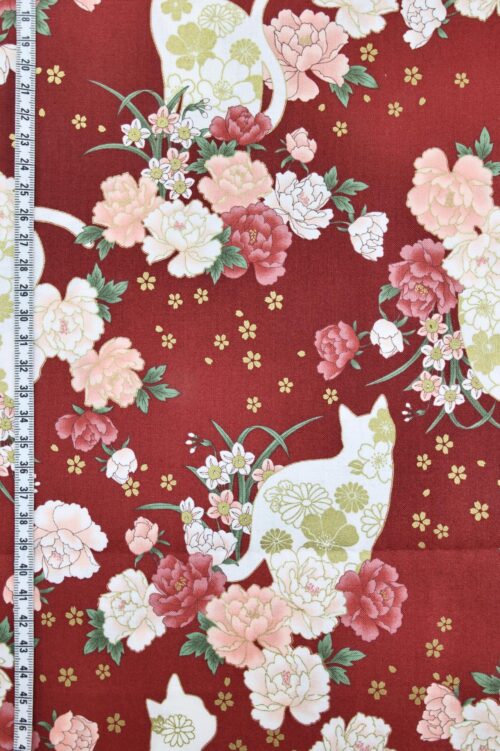 Tissu Japonais chats et fleurs dorées fond couleur rouge. Japanese fabric