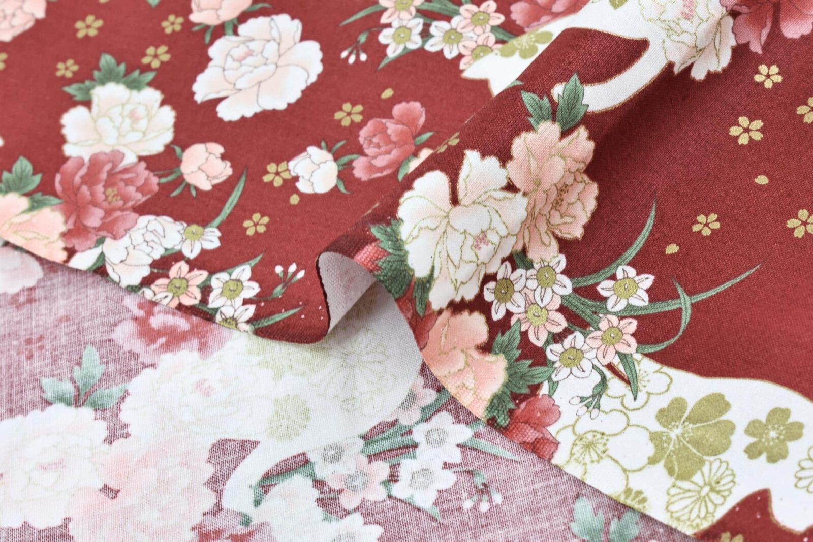 Tissu Japonais chats et fleurs dorées fond couleur rouge. Japanese fabric