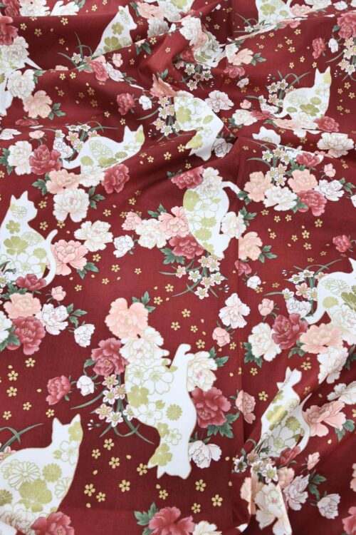 Tissu Japonais chats et fleurs dorées fond couleur rouge. Japanese fabric