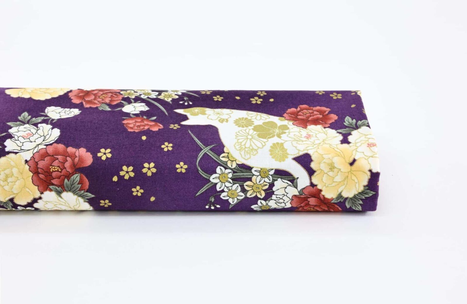 Tissu Japonais chats et fleurs dorées fond couleur violet. Japanese fabric