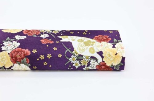 Tissu Japonais chats et fleurs dorées fond couleur violet. Japanese fabric