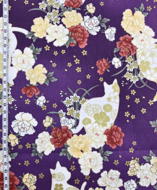 Tissu Japonais chats et fleurs dorées fond couleur violet. Japanese fabric
