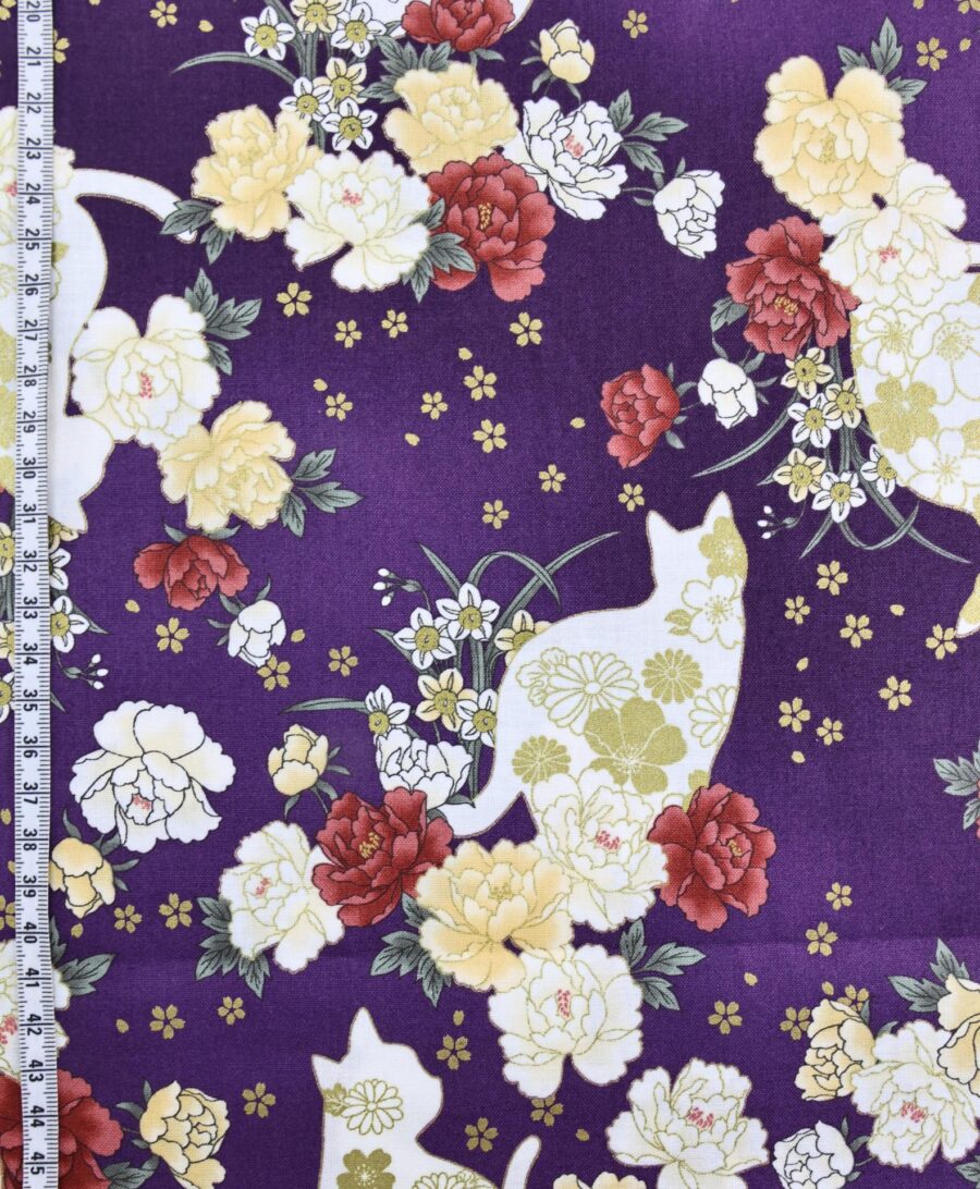 Tissu Japonais chats et fleurs dorées fond couleur violet. Japanese fabric