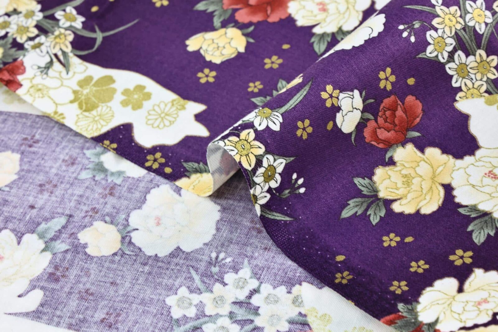 Tissu Japonais chats et fleurs dorées fond couleur violet. Japanese fabric
