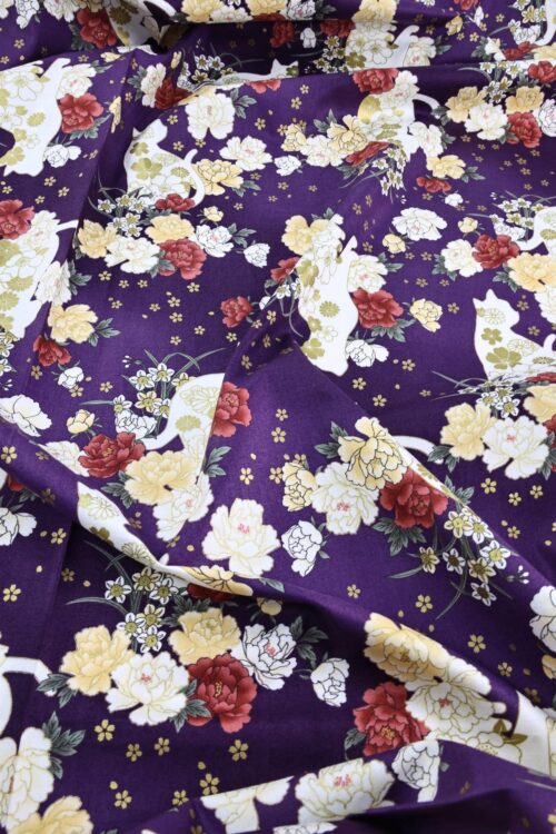 Tissu Japonais chats et fleurs dorées fond couleur violet. Japanese fabric