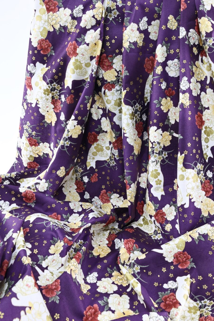 Tissu Japonais chats et fleurs dorées fond couleur violet. Japanese fabric