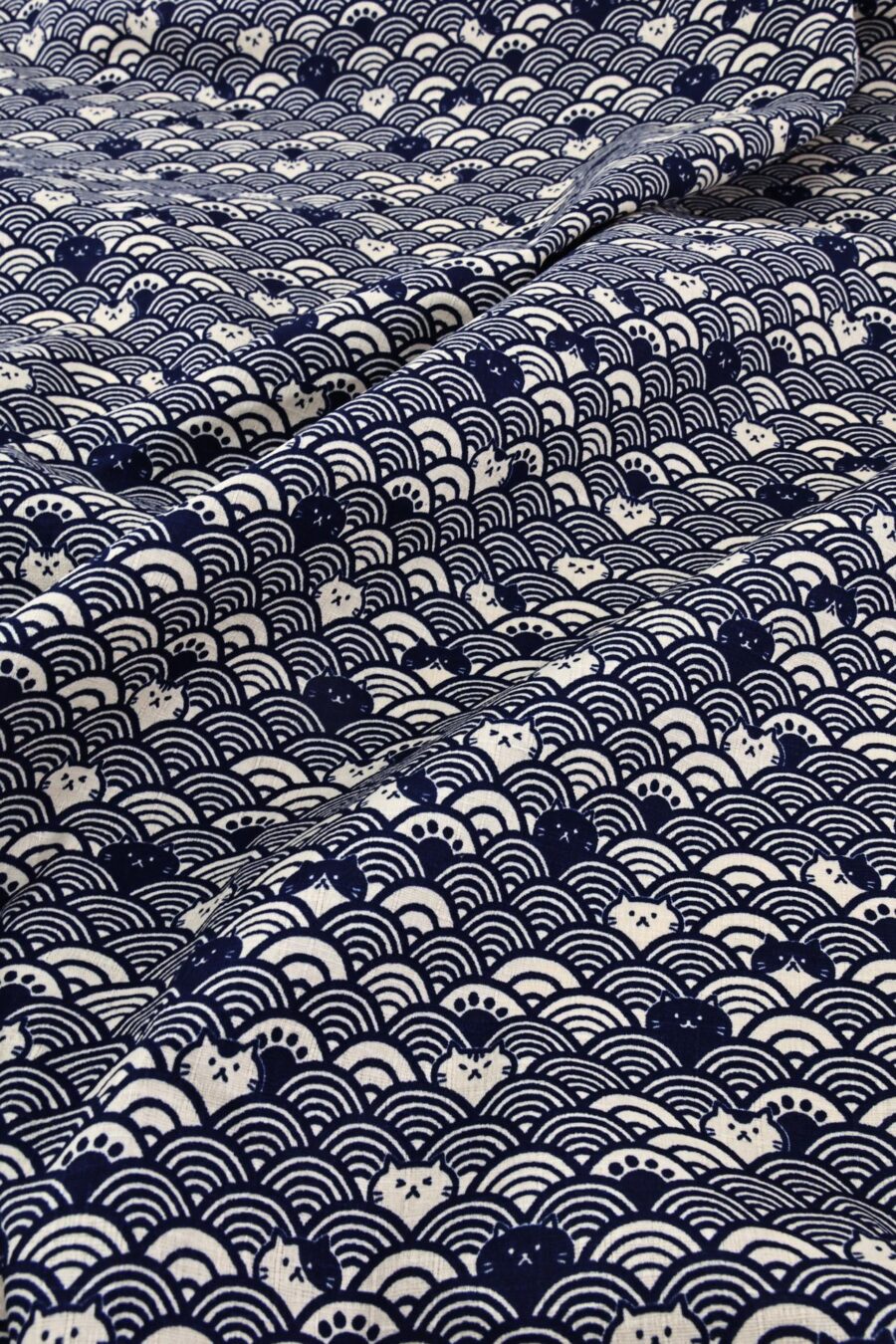 Tissu Maneki Neko Seigaiha bleu beige