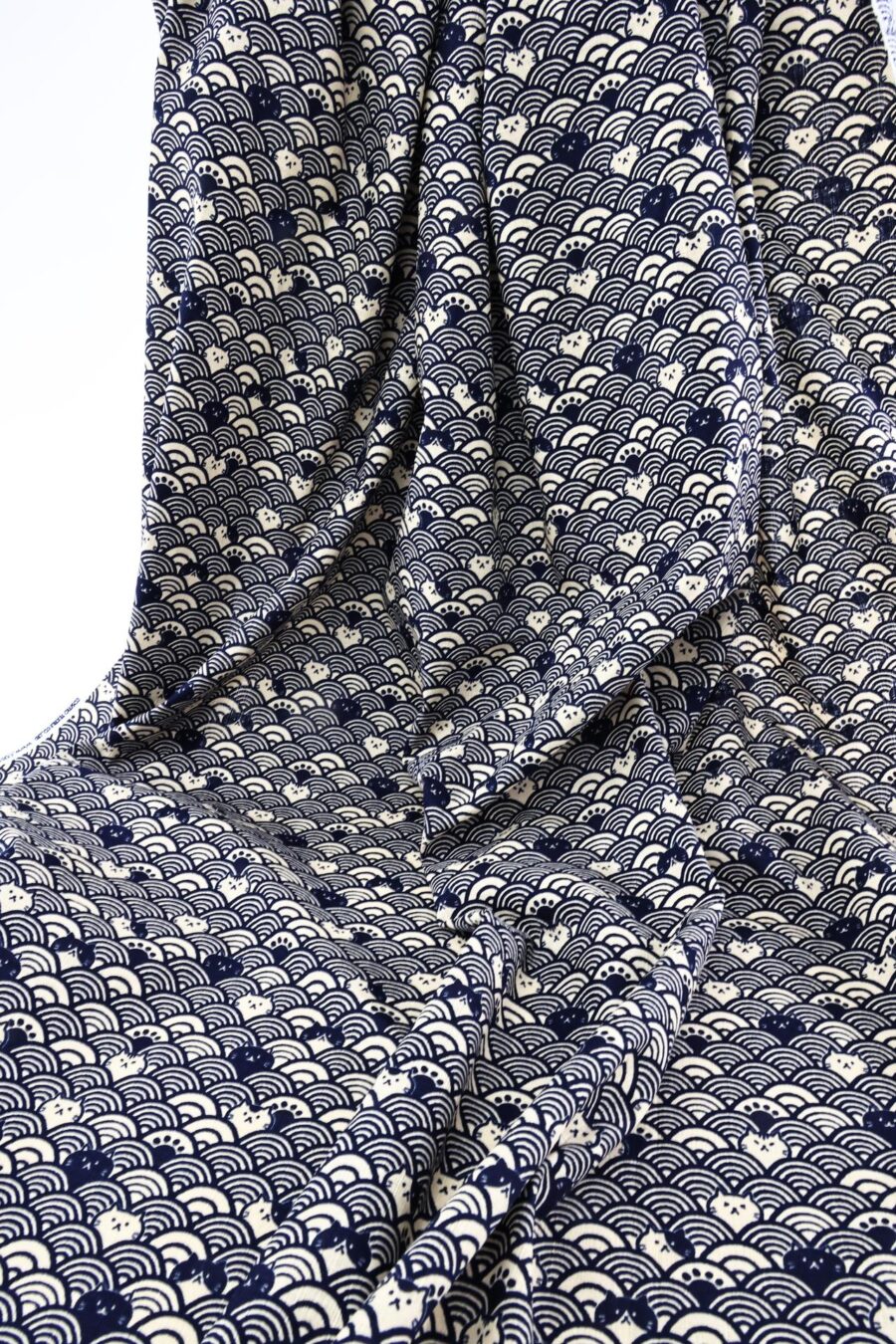 Tissu Maneki Neko Seigaiha bleu beige